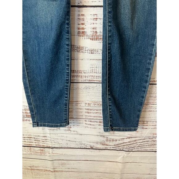 LEVIS- WOMENS TOTALLY SHAPING PULL-ON SKINNY JEANS ELASTIC WAIST - Picture 4 of 14